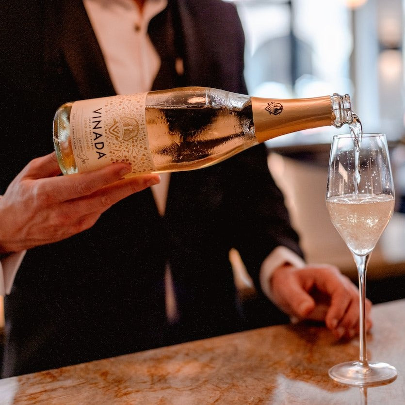 VINADA® Bartender Glass And Bottle of Amazing Airén Gold